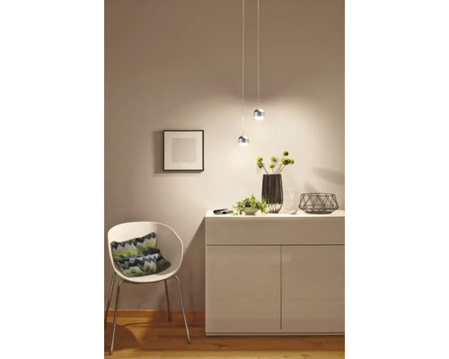 Intérieur lumineux avec buffet, chaise et suspensions pour une ambiance conviviale.