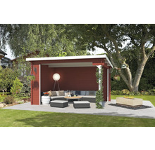 Überdachte Sitzecke im Garten mit Loungemöbeln und Feuerstelle