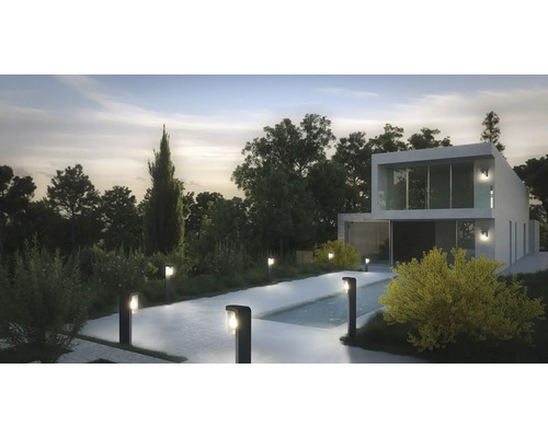 Maison moderne avec éclairage de jardin en soirée