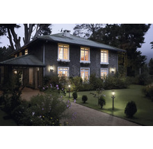 Haus mit Gartenbeleuchtung entlang des Weges