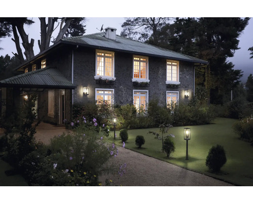 Haus mit Gartenbeleuchtung entlang des Weges