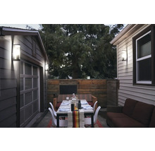 Espace extérieur avec éclairage, table à manger et sièges