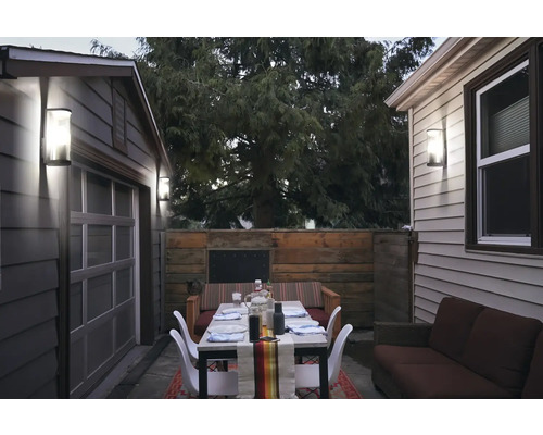 Espace extérieur avec éclairage, table à manger et sièges