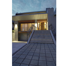 Photo extérieure d'une maison avec un escalier en pierre et une allée pavée au crépuscule