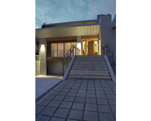 Photo extérieure d'une maison avec un escalier en pierre et une allée pavée au crépuscule