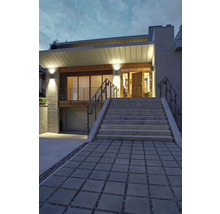 Maison moderne avec escalier en pierre et allée pavée