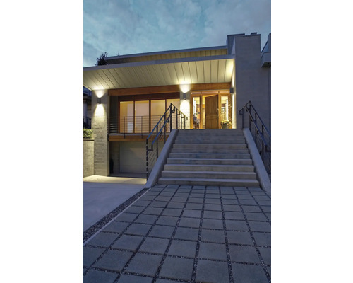 Maison moderne avec escalier en pierre et allée pavée