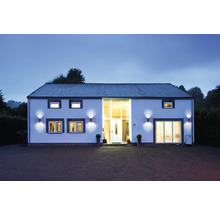 Façade de maison avec éclairage extérieur au crépuscule