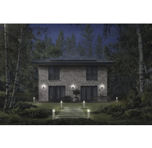 Beleuchtetes Wohnhaus mit Garten und Aussenleuchten bei Nacht