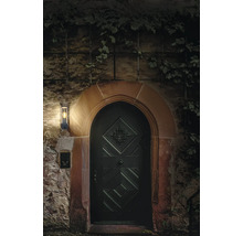 Eingangstür mit Aussenwandleuchte und Mauerwerk