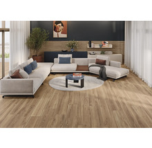 Wohnzimmer mit modularem Sofa, Couchtisch und Holzboden