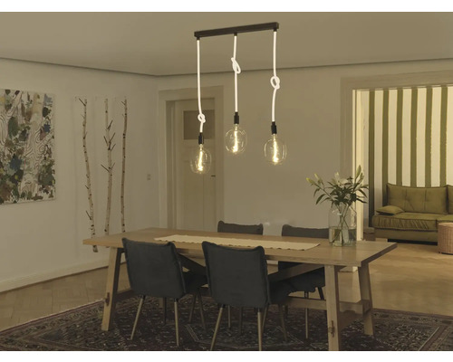 Esstisch mit Pendelleuchte mit drei Leuchten und Textilkabeln