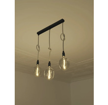 Hängelampe mit drei Glühbirnen an einem schwarzen Balken