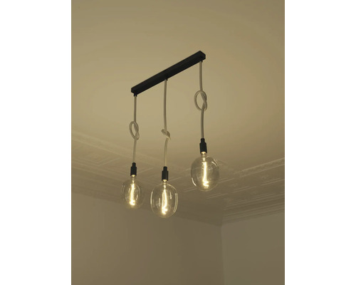 Hängelampe mit drei Glühbirnen an einem schwarzen Balken