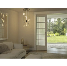 Wohnzimmer mit Pendelleuchte, Sofa und Blick auf den Garten