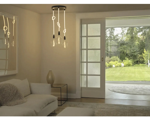 Wohnzimmer mit Pendelleuchte, Sofa und Blick auf den Garten