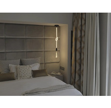 Schlafzimmer mit Bett, Nachttisch, Vorhängen und einer dekorativen Leuchte