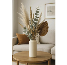 Dekoratives Trockenblumenarrangement in Vase auf Tisch im Wohnzimmer