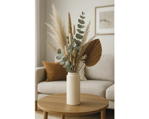 Dekoratives Trockenblumenarrangement in Vase auf Tisch im Wohnzimmer