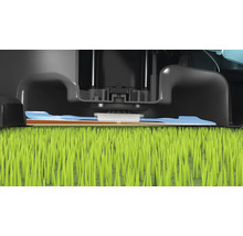 Gros plan d'un robot tondeuse coupant de l'herbe