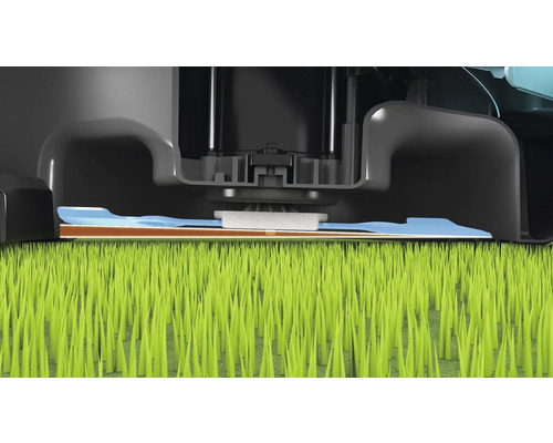 Gros plan d'un robot tondeuse coupant de l'herbe