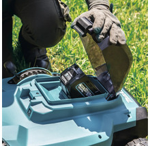 Batterie insérée dans un robot de tonte