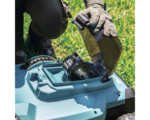 Batterie insérée dans un robot de tonte