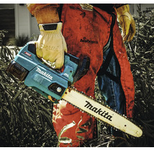 Personne avec tronçonneuse à batterie Makita pour travaux de jardinage