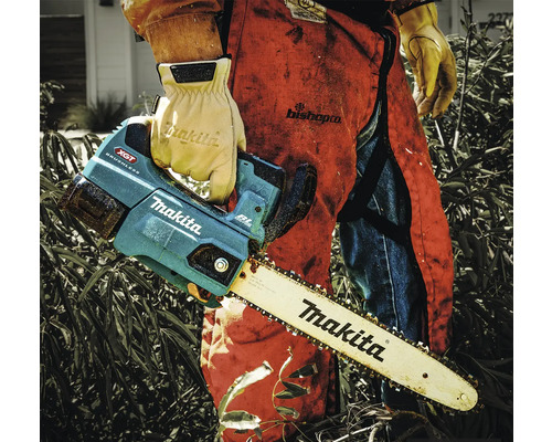 Personne avec tronçonneuse à batterie Makita pour travaux de jardinage