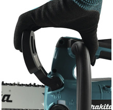 Une main gantée actionne une tronçonneuse.