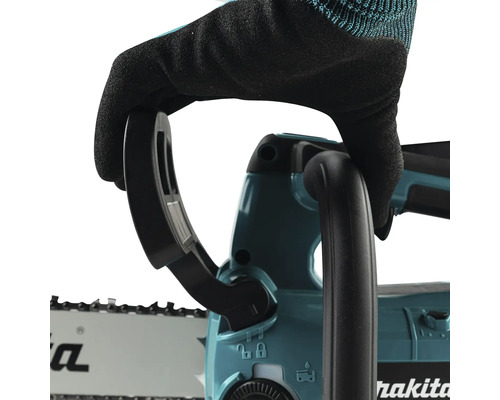 Une main gantée actionne une tronçonneuse.