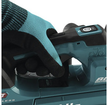 Une personne manipule un taille-haie avec des gants