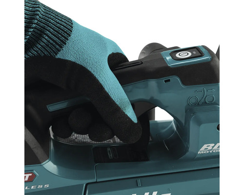 Une personne manipule un taille-haie avec des gants