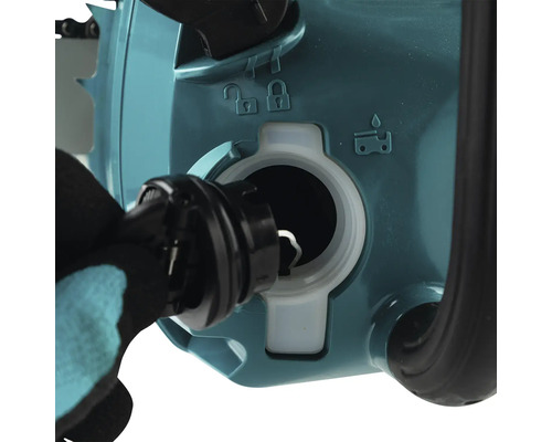 Gros plan sur le réservoir d'huile d'une tronçonneuse en cours de remplissage