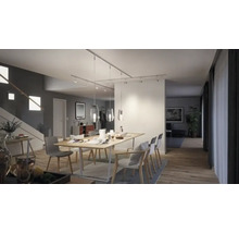 Salon lumineux avec table à manger, chaises et système d'éclairage