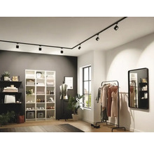 Aménagement de dressing moderne avec étagères, portant à vêtements, miroir et éclairage sur rail flexible