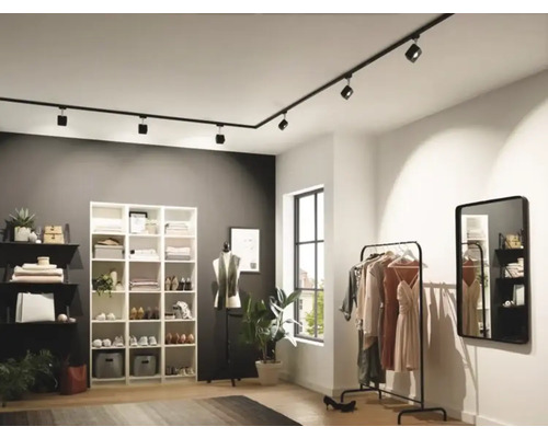 Aménagement de dressing moderne avec étagères, portant à vêtements, miroir et éclairage sur rail flexible