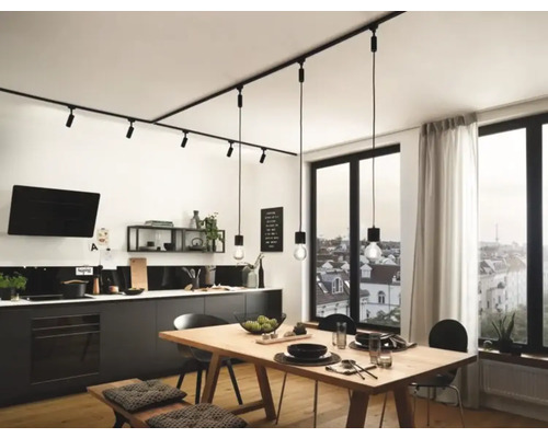 Cuisine moderne avec système de rails linéaires et suspensions au-dessus d'une table en bois.