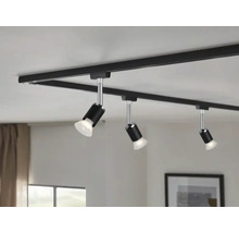 Système de rails noir avec trois spots au plafond.