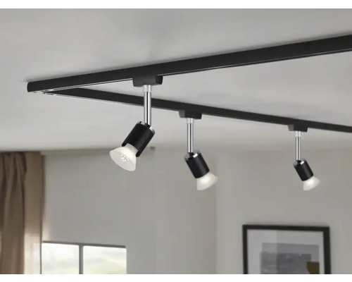 Système de rails noir avec trois spots au plafond.