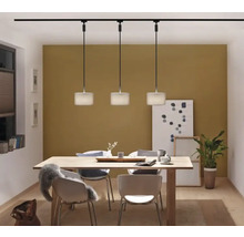 Salle à manger avec table, chaises et installation d'éclairage avec trois suspensions