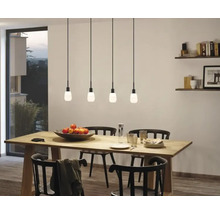 Salle à manger avec table en bois, chaises noires et quatre suspensions