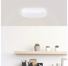 Plafonnier dans une pièce avec étagère en bois et décoration