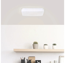 Plafonnier dans un espace de vie moderne avec une étagère