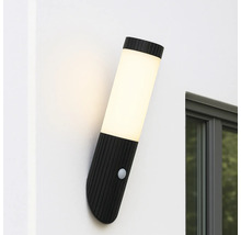 Applique murale d'extérieur moderne avec détecteur de mouvement sur un mur