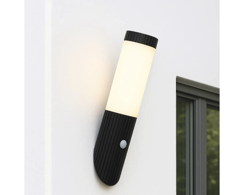 Applique murale d'extérieur moderne avec détecteur de mouvement sur un mur