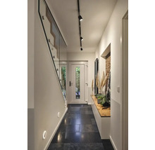 Couloir avec escalier, éclairage et banc