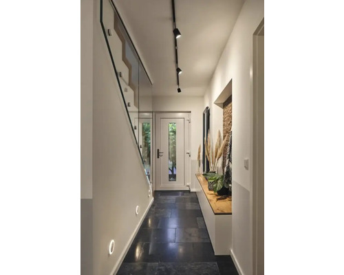 Couloir avec escalier, éclairage et banc