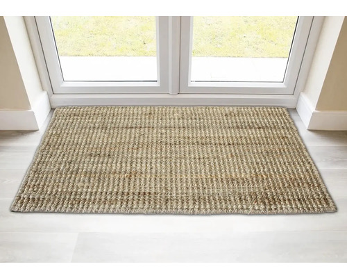 Paillasson en fibres naturelles devant une porte