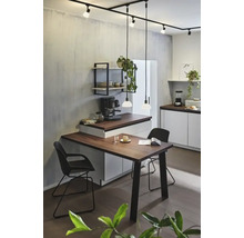 Cuisine lumineuse avec table à manger, chaises, appareils de cuisine et système d'éclairage